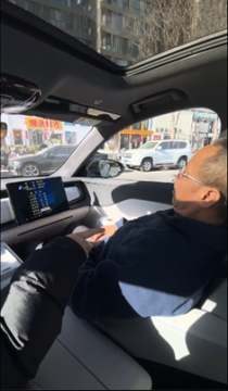 岚图知音和老人畅聊黄梅戏,网友:这才是未